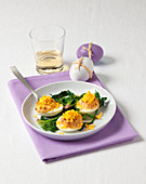 Gefüllte Eier mit Senf-Mayonnaise und Eidotter-Brösel