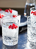 Wodka-Soda-Cocktail mit gefrorenen roten Johannisbeeren