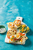 Filoteigkörbchen mit Ei und Schinken, Pfannkuchen mit Spinatfüllung und Tacos mit Ei und Tomaten