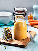 Karottensuppe mit Körner-Topping zum Mitnehmen in Bügelflasche
