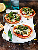 Mini-Pizza mit Grünkohl, Gorgonzola und Zitronenschale