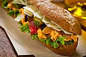 Baguette-Sandwich mit Parmesan, Gemüse und Senfsauce