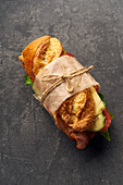Baguette-Sandwich mit Bacon, Käse, Tomate und Salat