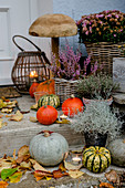 Herbstdekoration am Hauseingang, hölzerner Pilz als Dekoration
