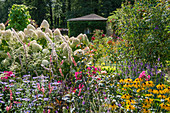 Bauerngarten mit Sonnenhut und Hortensie