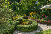 Knotengarten und kunstvoll geschnittene Hecke