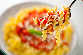 Fusilli mit Tomatensauce und Parmesan