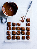 Schokoladen-Karamell-Bonbons mit Meersalz