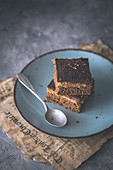 Veganer Kaffee-Kuchen mit Karamell und Schokoladenganache