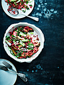 Roter Reissalat mit Zucchini, Avocado und Rote-Bete-Dressing