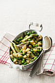 Puntarelle-Pfanne mit Erbsen und Croûtons