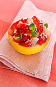 Grapefruit-Erdbeer-Salat in der Grapefruitschale