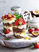 Erdbeer-Passionsfrucht-Trifle mit Cerealien