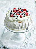 Marshmallow-Pavlova mit Beeren