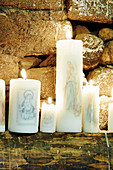 Mit christlichen Motiven dekorierte Kerzen fürs Osterfest