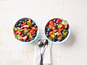 Sommerfrühstück mit Erdbeeren und Blaubeeren