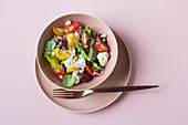 Bunter Tomaten-Feta-Salat (Keto-Küche)