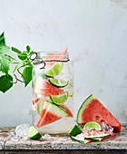 Wassermelonen-Limetten-Wasser mit Eiswürfeln