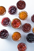 Verschiedene Marmeladen in Gläsern (Aufsicht)