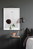 Moderne Kunst an grauer Wand über Nachttisch im Schlafzimmer