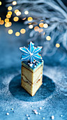 Blauer Mirror Glaze Cake dekoriert mit Weihnachtsstern