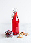 Selbstgemachter Cranberry-Wodka in Bügelflasche
