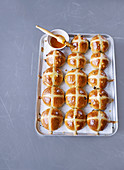 Hot Cross Buns auf Backblech