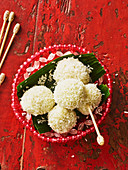Süße Kokosbällchen aus Thailand