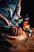 Kentucky Cake (Kranzkuchen mit Bourbon, USA) glasieren