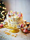 Weisse Schokoladen-Orangen-Torte mit Cranberries und Baisers zu Weihnachten