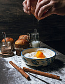Mini-Panettone zubereiten: Eier in Schüssel mit Mehl aufschlagen