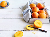 Frische Mangos, teilweise angeschnitten