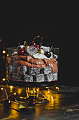 Weihnachts-Trifle mit Lamingtons, Schokoladencreme und Kirschen