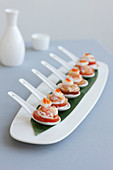 Garnelen-Tintenfisch-Löffel mit zwei Saucen japanische Art