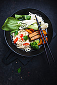 Ramen mit Tofu, Pilzen und Gemüse