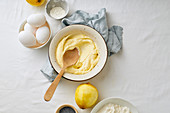 Butter und Zucker vermengt als Zutat für Zitronen-Biskuitkuchen