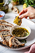 Olivenbrot mit Dip aus Kräutern, Gewürzen und Öl
