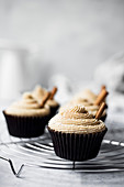 Zimt-Kürbis-Cupcakes mit Ahornsirup-Buttercremehaube