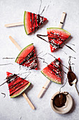 Wassermelonenscheiben am Stiel mit Schokoladenglasur