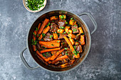 Geschmortes Rindfleisch mit Karotten