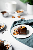 Erdnuss-Brownies mit Schokoladenglasur und Salzbrezeln