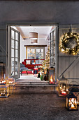 Laternen am Eingang zum weihnachtlich dekorierten Wohnzimmer