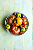 Verschiedene Heirloom-Tomaten in Schüssel