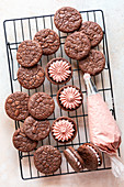 Schokoladen-Sandwich-Cookies mit rosa Cremefüllung zubereiten
