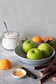 Grüne Äpfel, Rhabarber, Zucker und Orangenzesten als Dessertzutaten