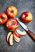 Rote Äpfel, ganz und geschnitten