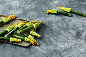 Kleine Zucchini mit Blüten