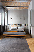 Bett im Schlafzimmer in Grautönen mit Gewölbedecke