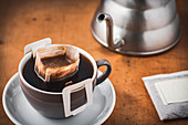 Fertig gebrühter Kaffee mit Coffee Drip Bag in Kaffeetasse