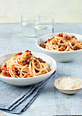 Spaghetti mit Ragout aus fünf Gemüsesorten und Rindfleisch